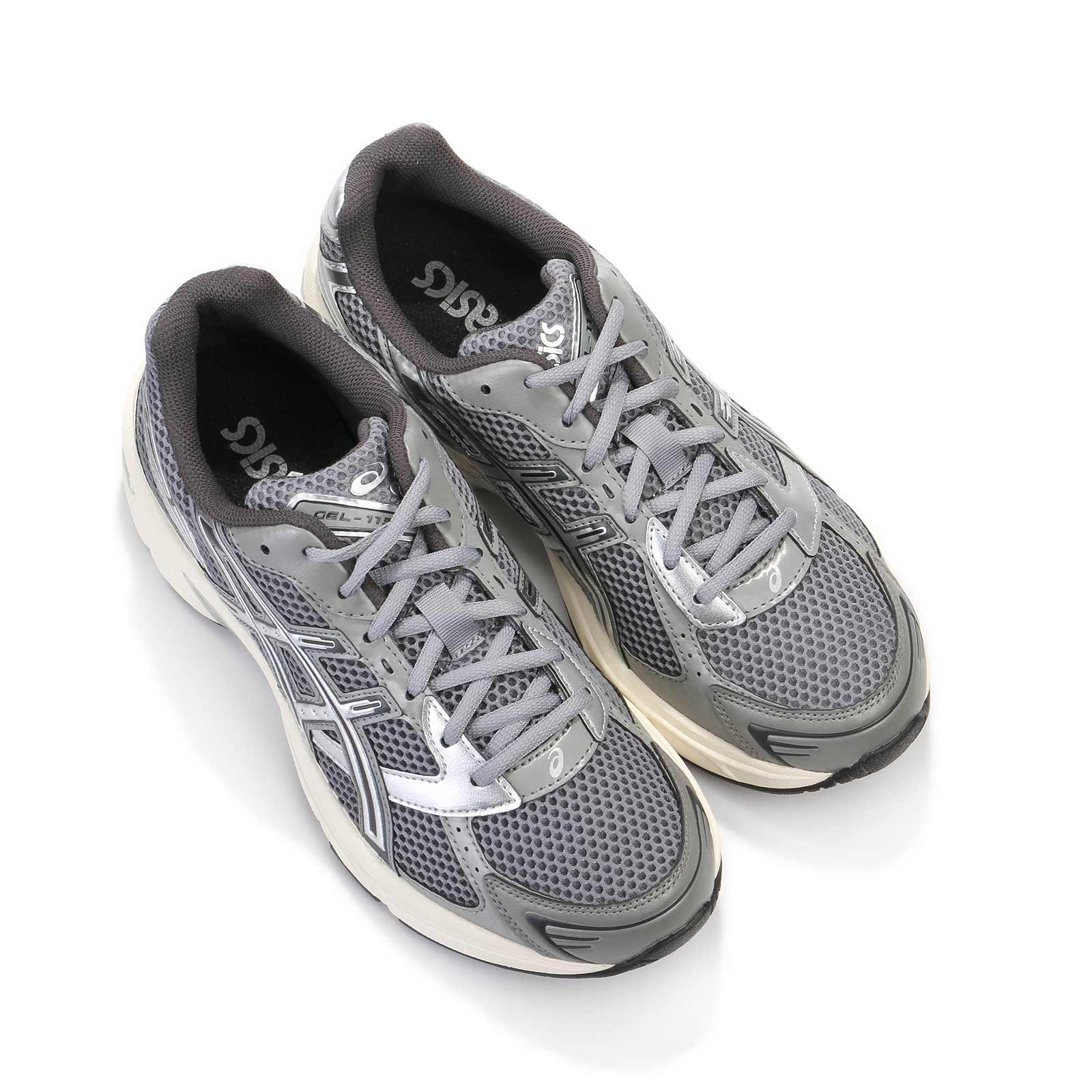 ASICS GEL-1130 Sneaker in Clay Grey/Pure Silver (Modellnummer 1201A256-026) – retro-inspirierter Laufschuh mit synthetischen Leder-Overlays, Mesh-Einsätzen und GEL-Dämpfung.