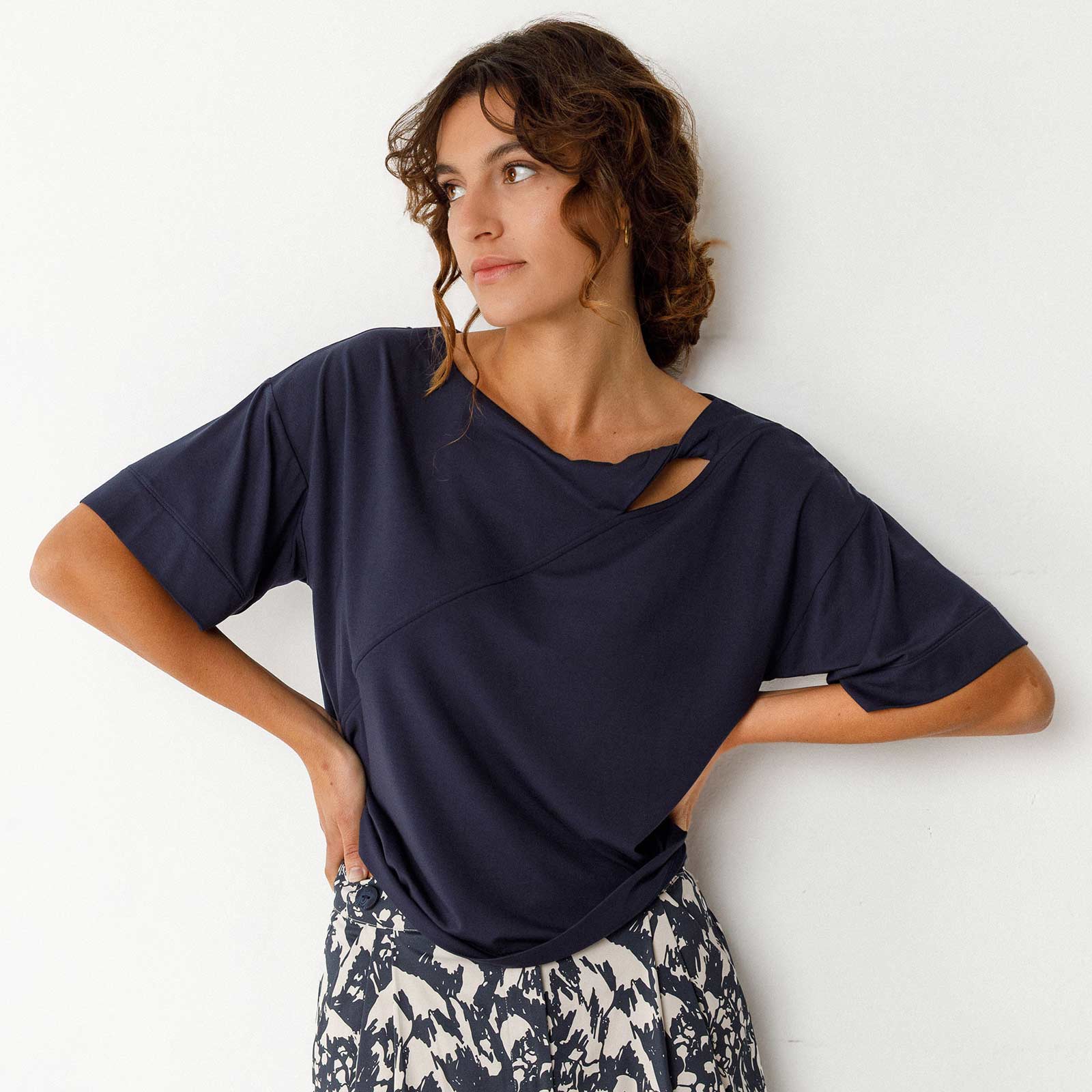 Amara Tee navy SKFK