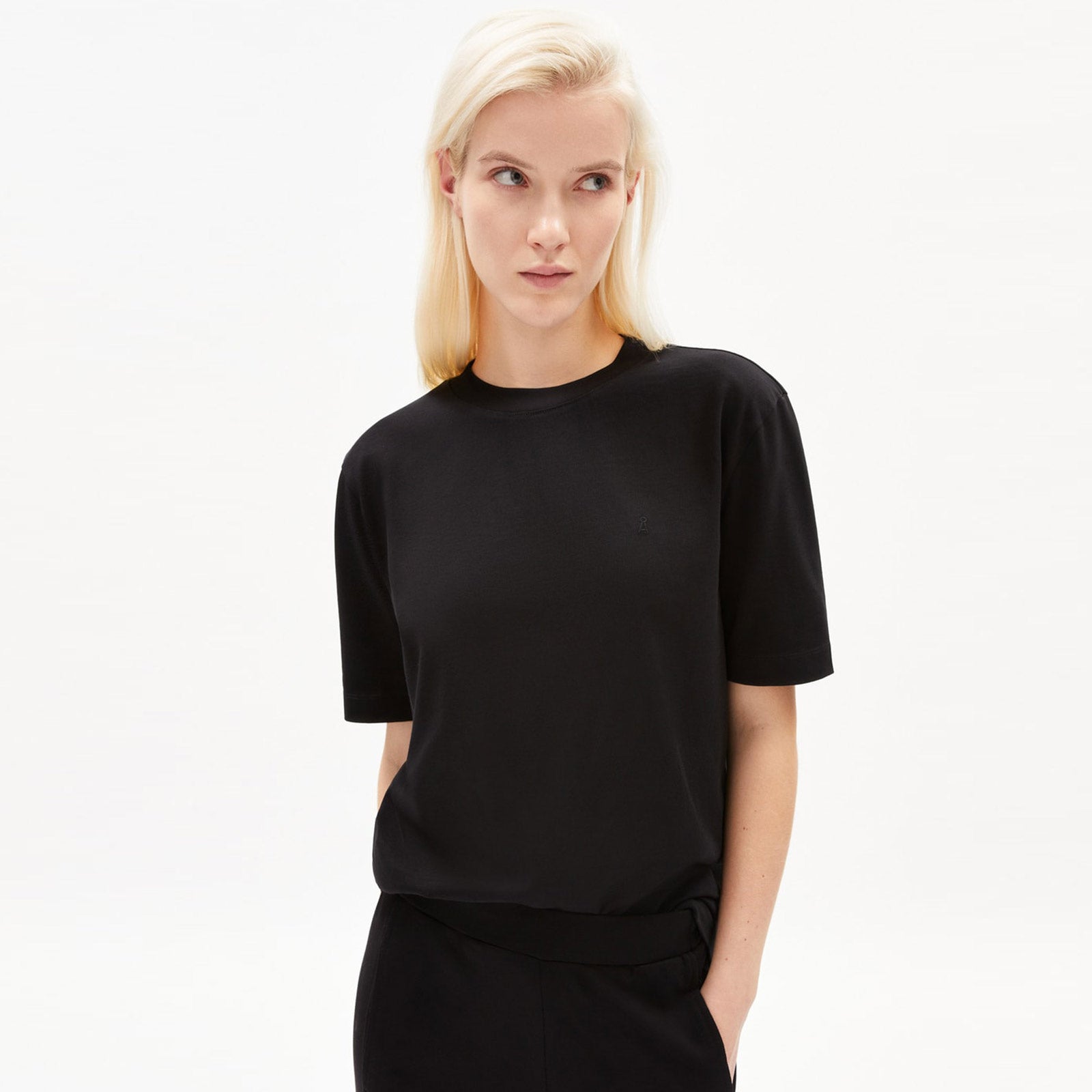Tarjaa Tee black