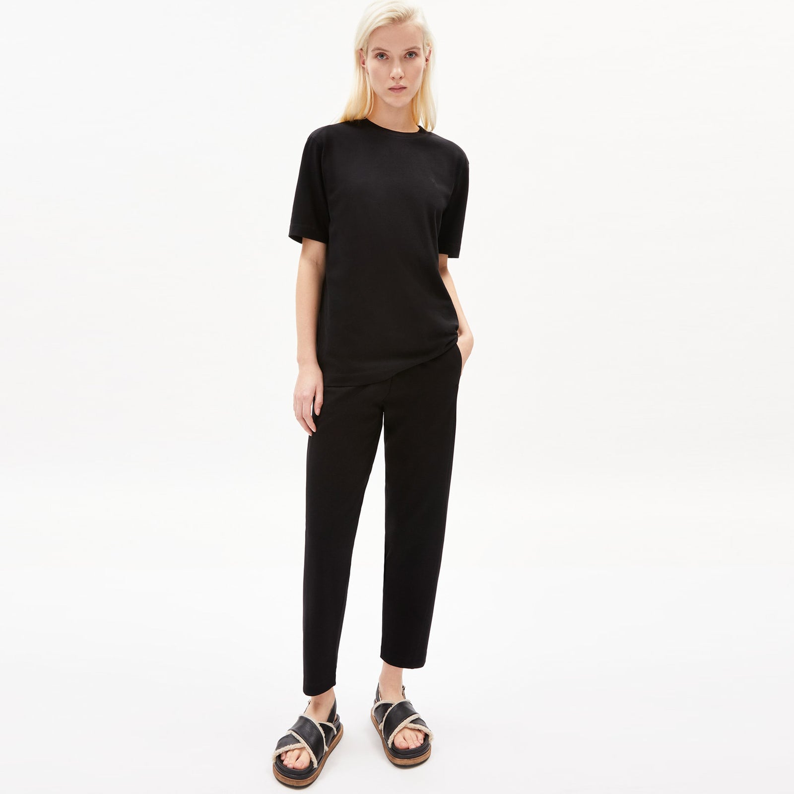 Tarjaa Tee black