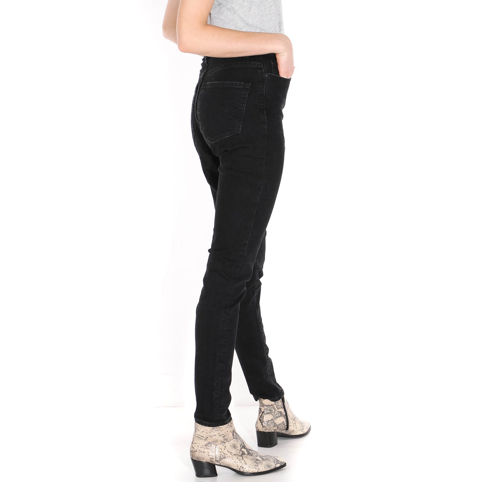 Ingaa High Waist Jeans washed down black Armedangels
