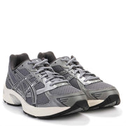 ASICS GEL-1130 Sneaker in Clay Grey/Pure Silver (Modellnummer 1201A256-026) – retro-inspirierter Laufschuh mit synthetischen Leder-Overlays, Mesh-Einsätzen und GEL-Dämpfung.