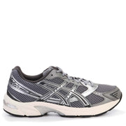 ASICS GEL-1130 Sneaker in Clay Grey/Pure Silver (Modellnummer 1201A256-026) – retro-inspirierter Laufschuh mit synthetischen Leder-Overlays, Mesh-Einsätzen und GEL-Dämpfung.
