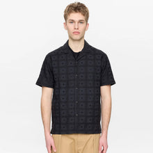 Akleander Lace EMB S/S Shirt caviar Anerkjendt