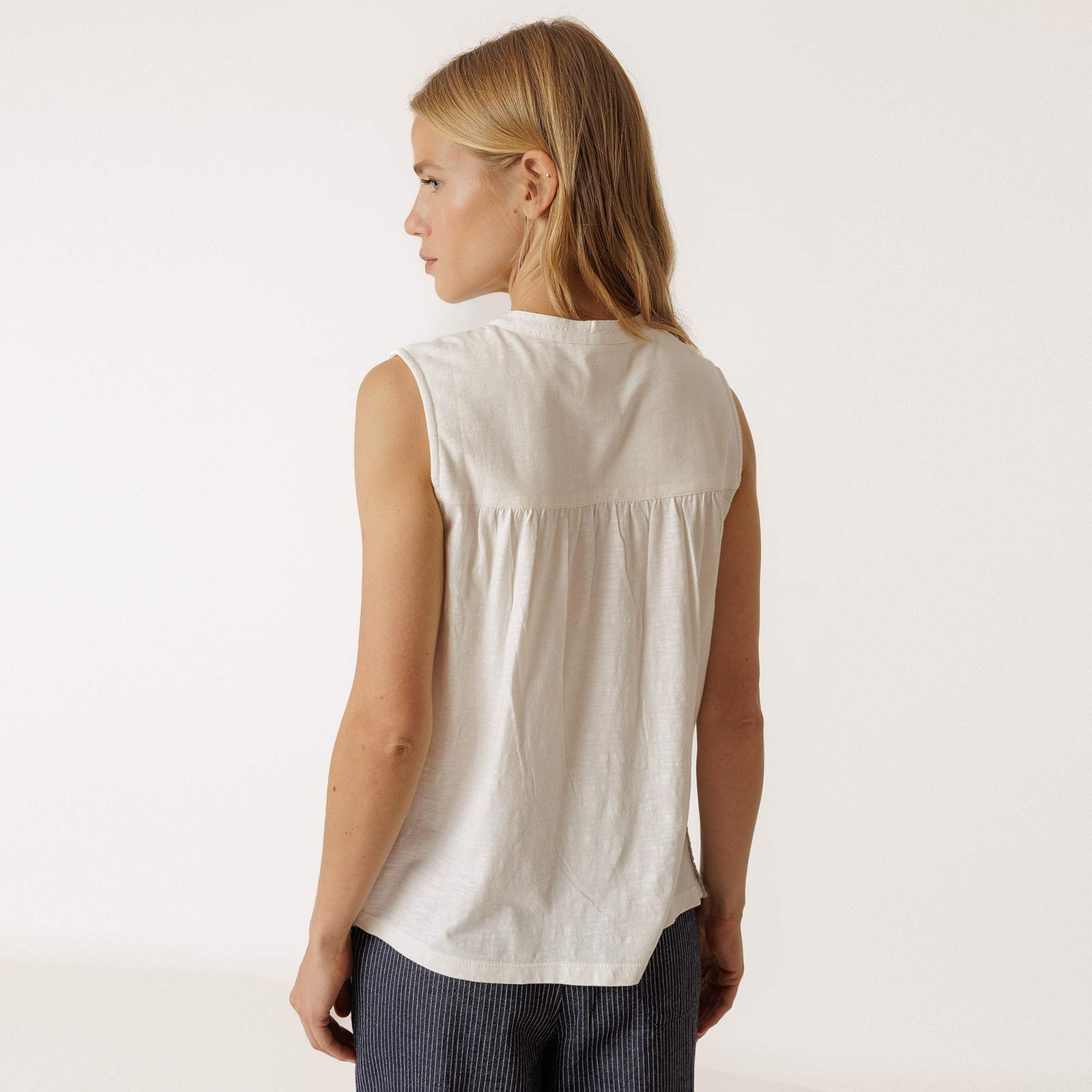 Eyelet Embroidery Top crudo INDI&COLD