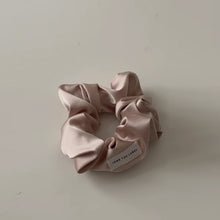 Everyday Scrunchie beige silk Jona the label