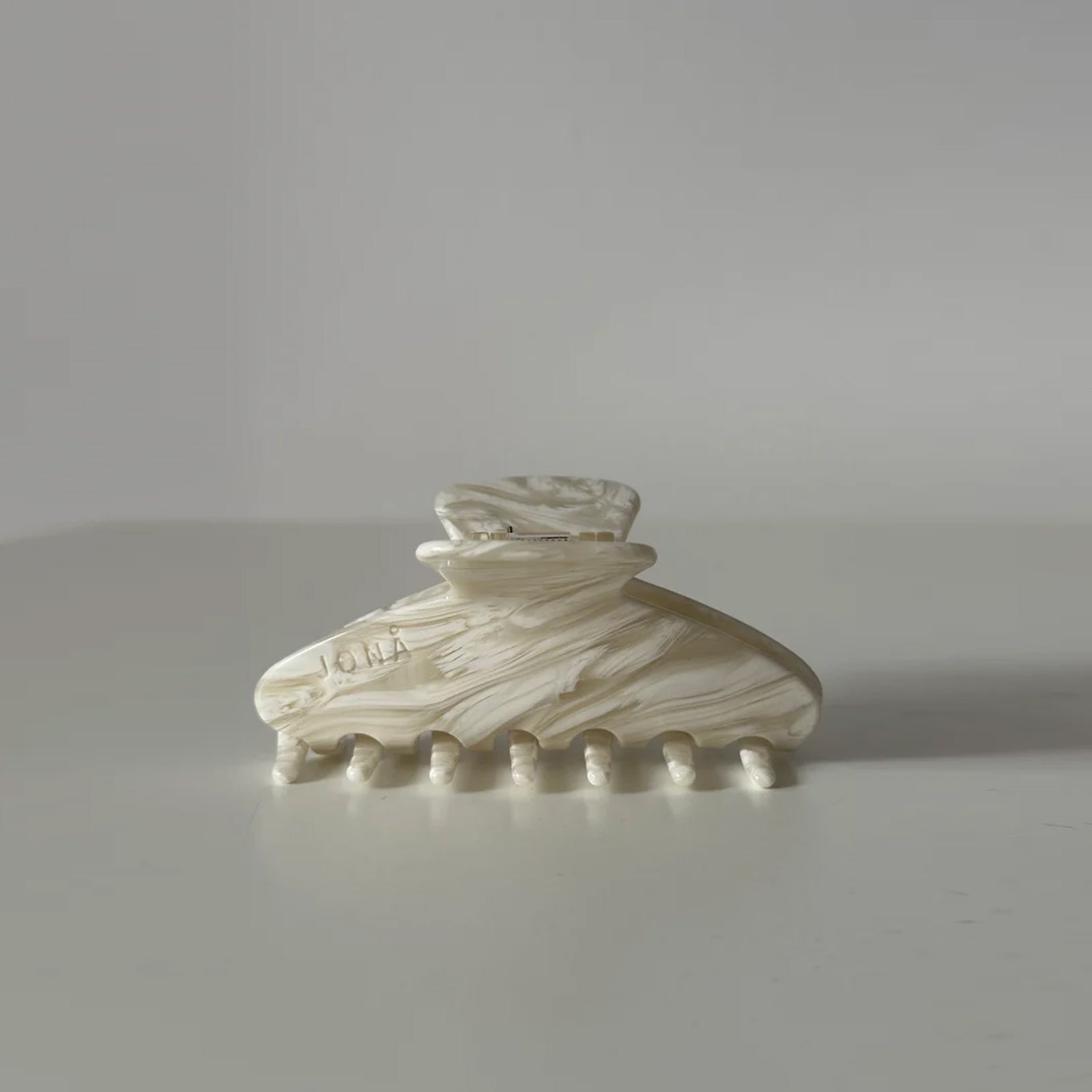 Line Clip beige swirl Jona the label