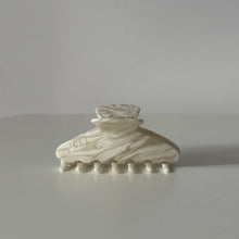 Line Clip beige swirl Jona the label