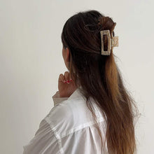 Maja Clip camel swirl Jona the label