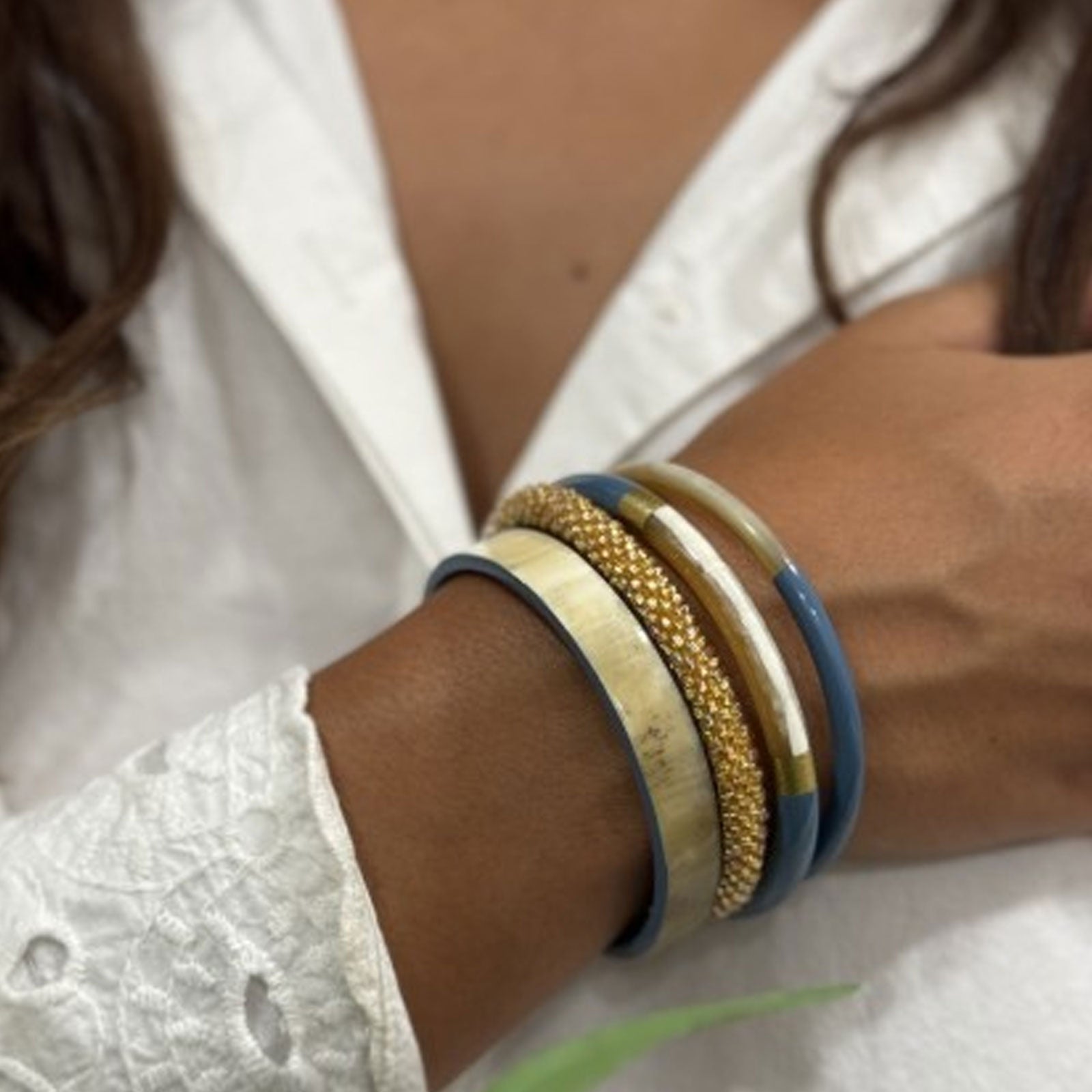 Flat Buffle Horn Bracelet bleu canard Maison Kizo