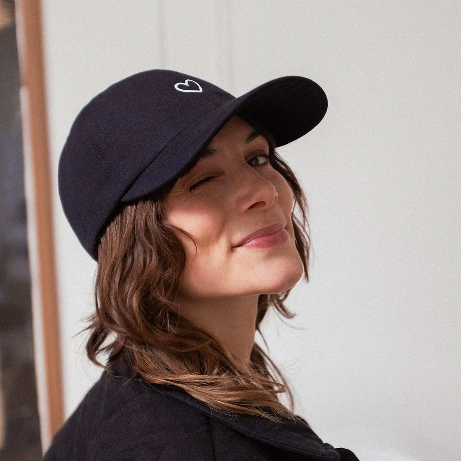 Affection Cap true black Rotholz