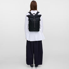 Icon Rolltop Backpack M black/black leather Sandqvist