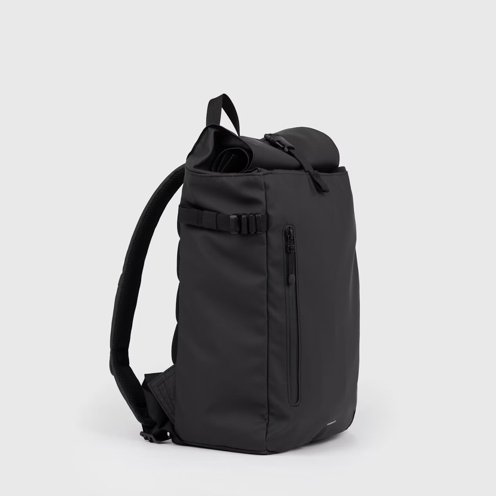 Stream Slim Rolltop Backpack M black Sandqvist