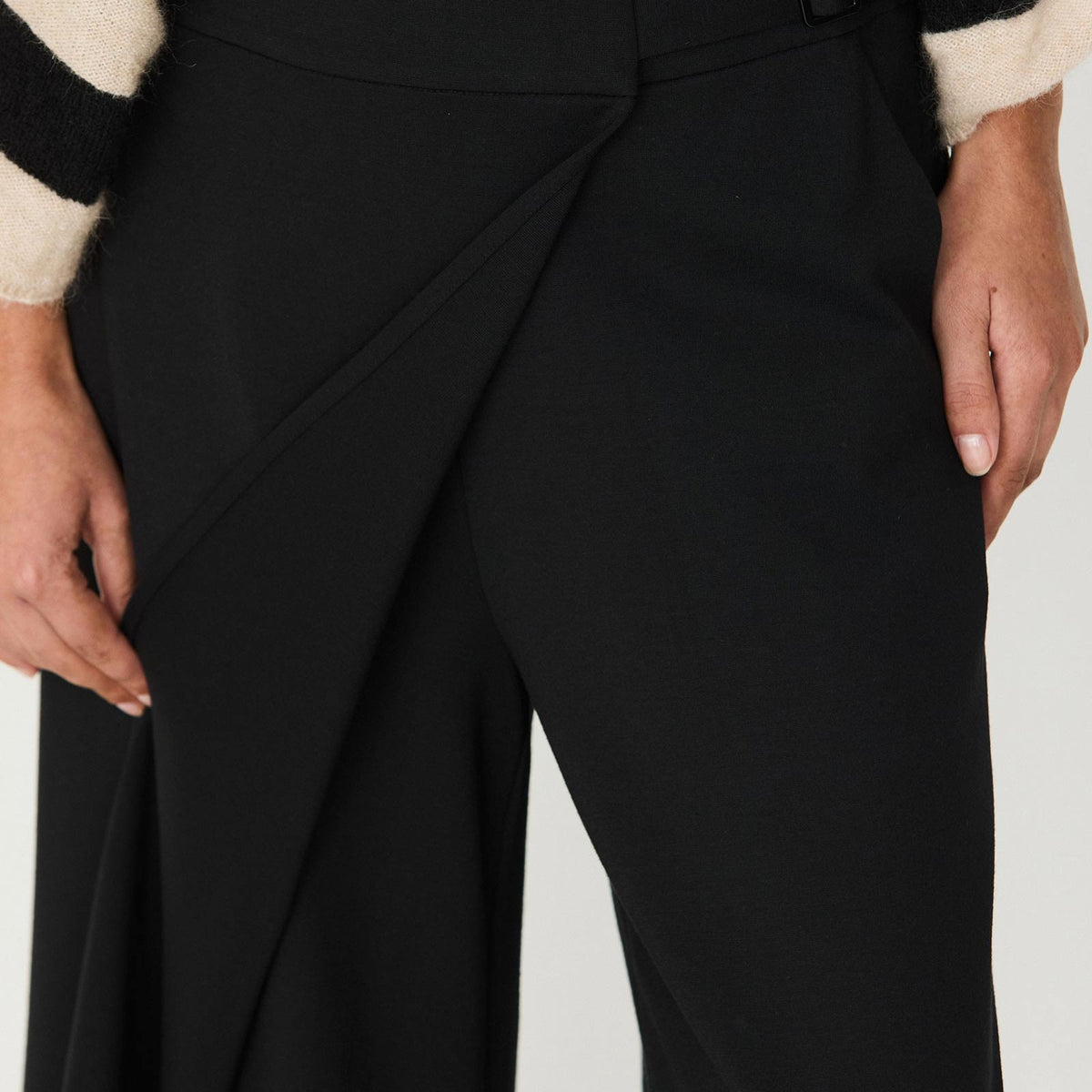 Araika Pants black
