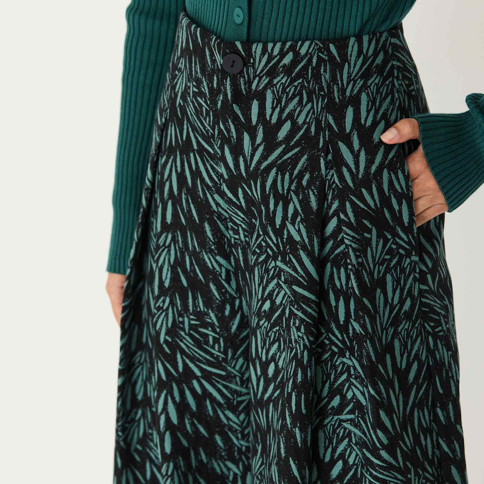 Basabe Pants leaves