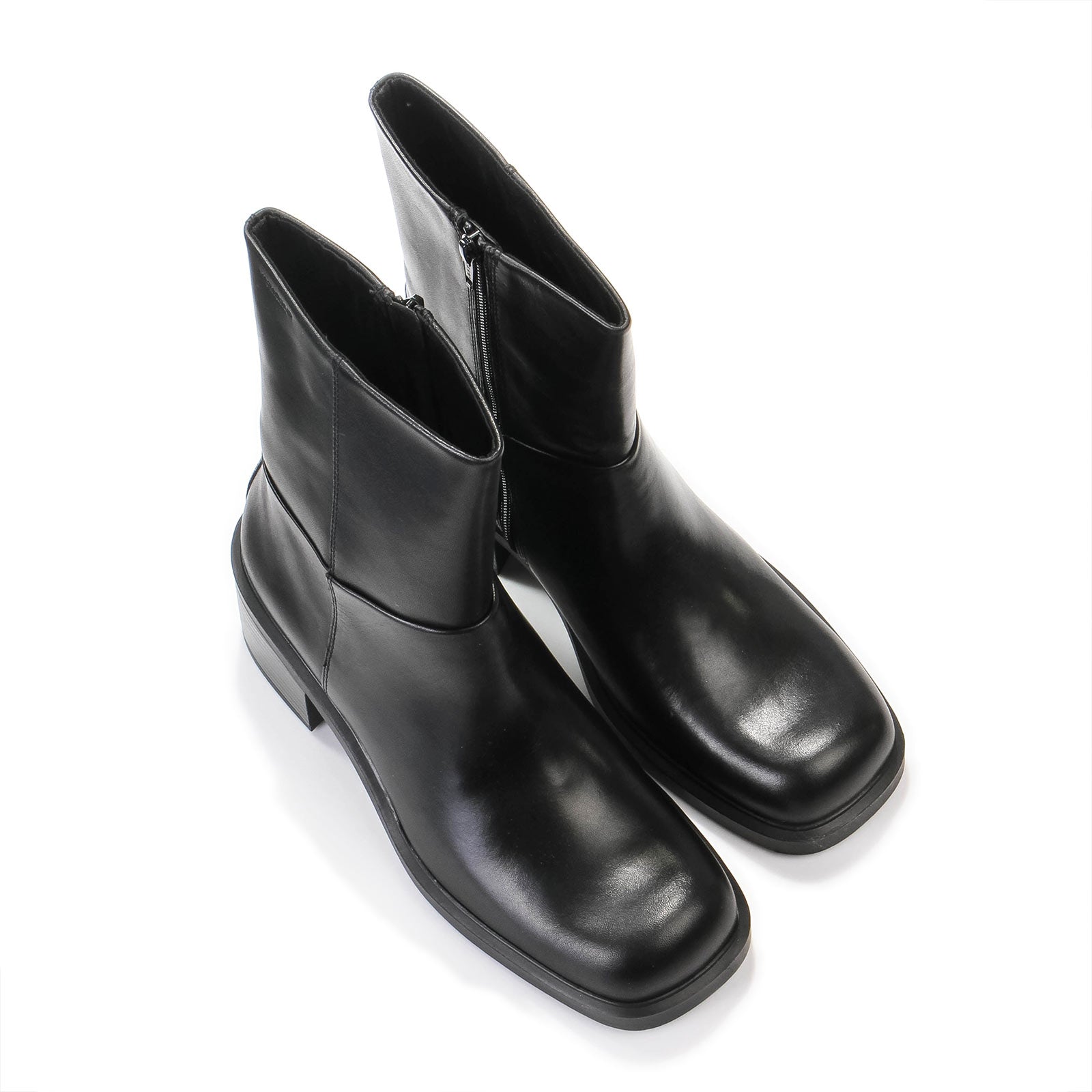 Daniella Boot black